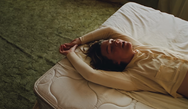 Maggie Rogers – In The Living Room music video