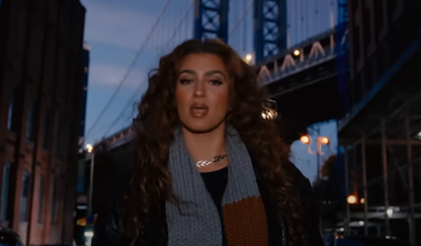 Tori Kelly – bottomline (feat. JoJo) music video