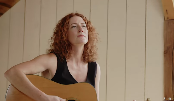 Kathleen Edwards – Crawling Back to You music video